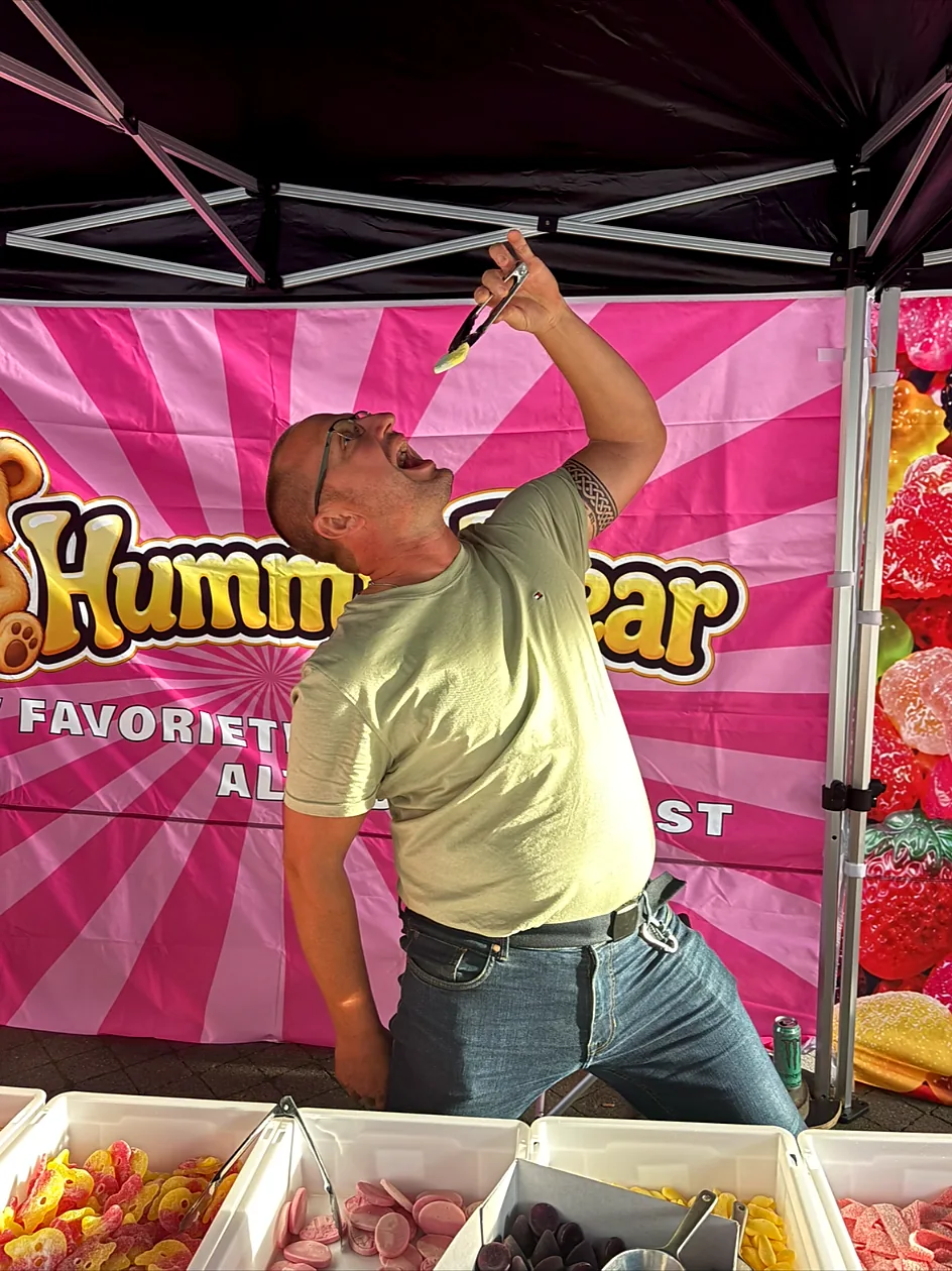 Hummie Bear snoepkraam in actie op een markt