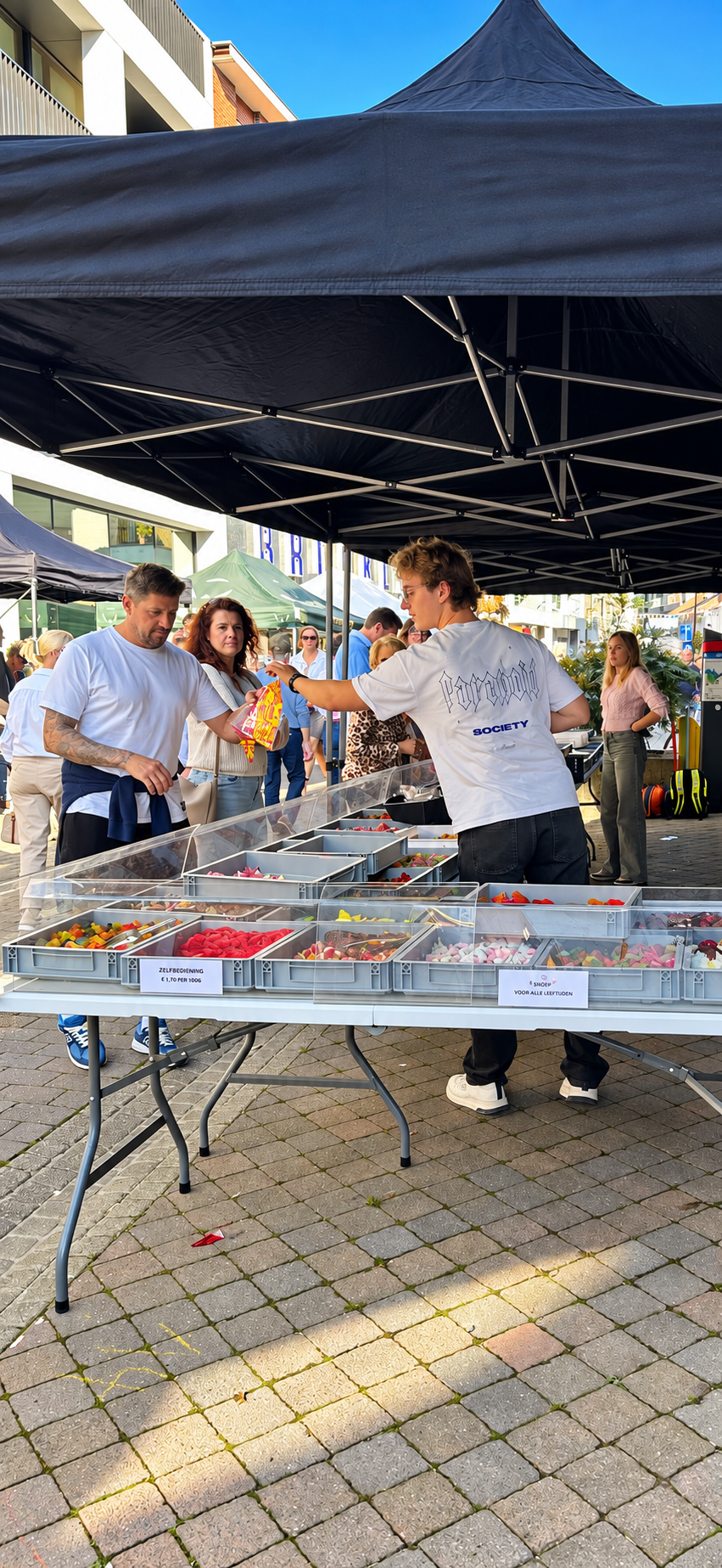 Kleurrijke Hummie Bear snoepkraam op de markt