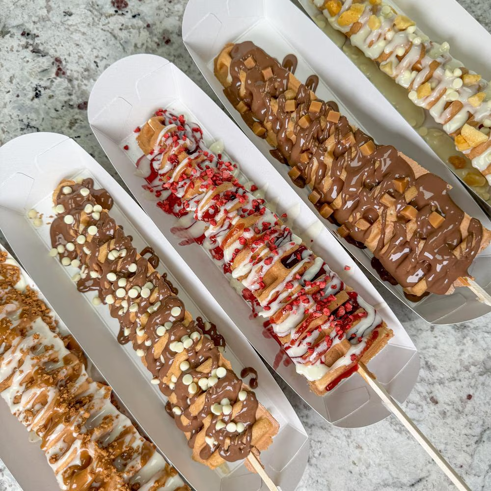 Vers afgewerkte lolliwafels op stokjes