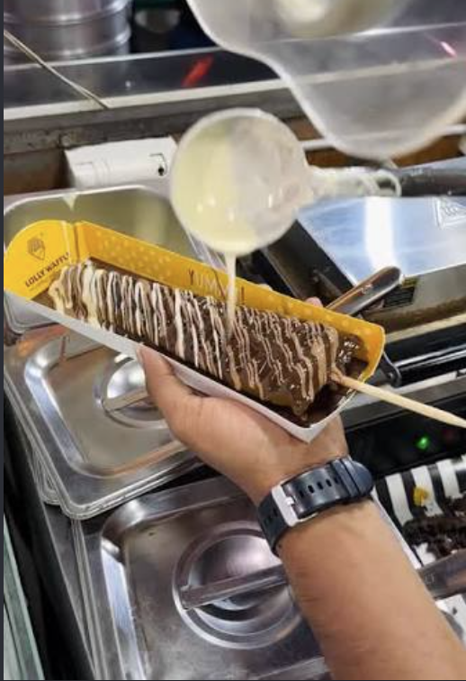 Lolliwafel die met topping wordt afgewerkt